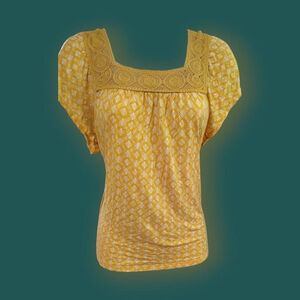 Old Navy yellow cotton blouse with lace detailing and puffy sleeves Size Medium